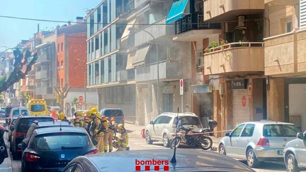 Una explosión y un posterior incendio en una armería de Barcelona deja un herido grave