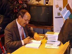 José Luis Garrido firmando ejemplares de su libro.