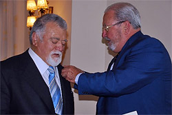  José Manuel Gonzalo Cordero recibiendo la insignia de oro de la Federación.