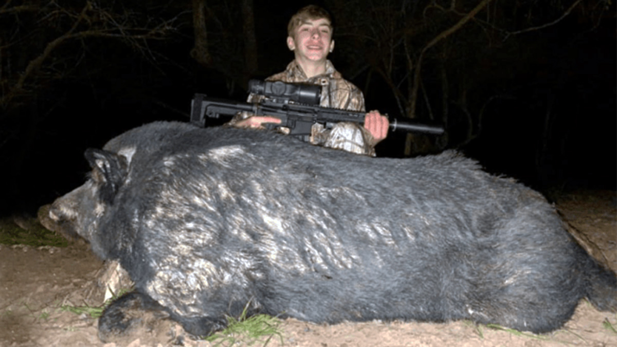  Niño de 13 años caza jabalí de 180 kilos en Texas