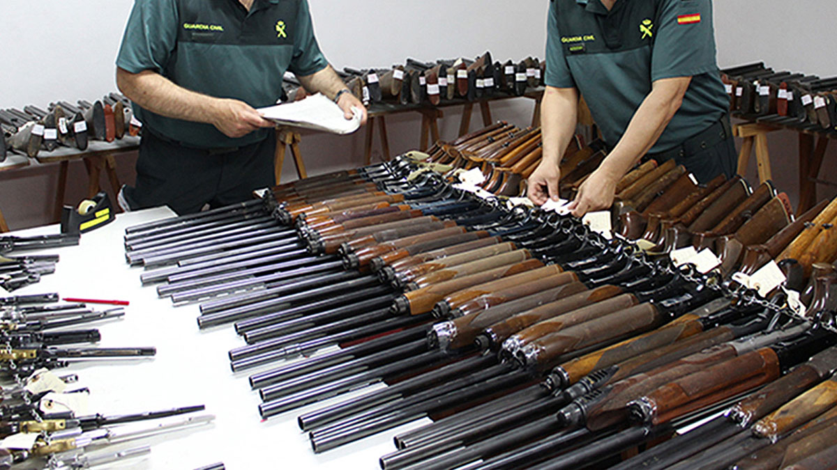  guardia civil acusado vender armas de subastas a sus amigos
