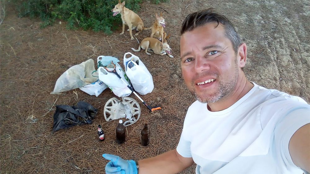 Un cazador y pescador dedica su tiempo libre a retirar basura del campo y las playas