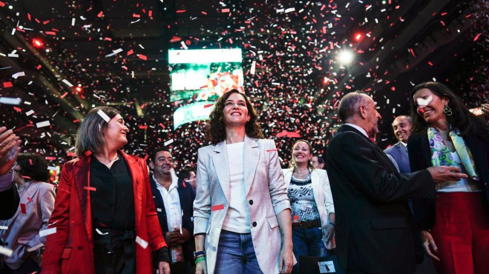 La presidenta Isabel Díaz Ayuso junto a los deportistas federados madrileños en la alfombra roja de la Gala del Deporte