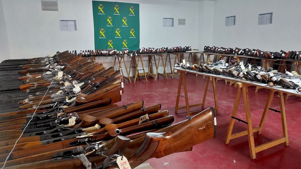 Procesan a dos altos cargos de la Guardia Civil por vender armas que iban a ser destruidas