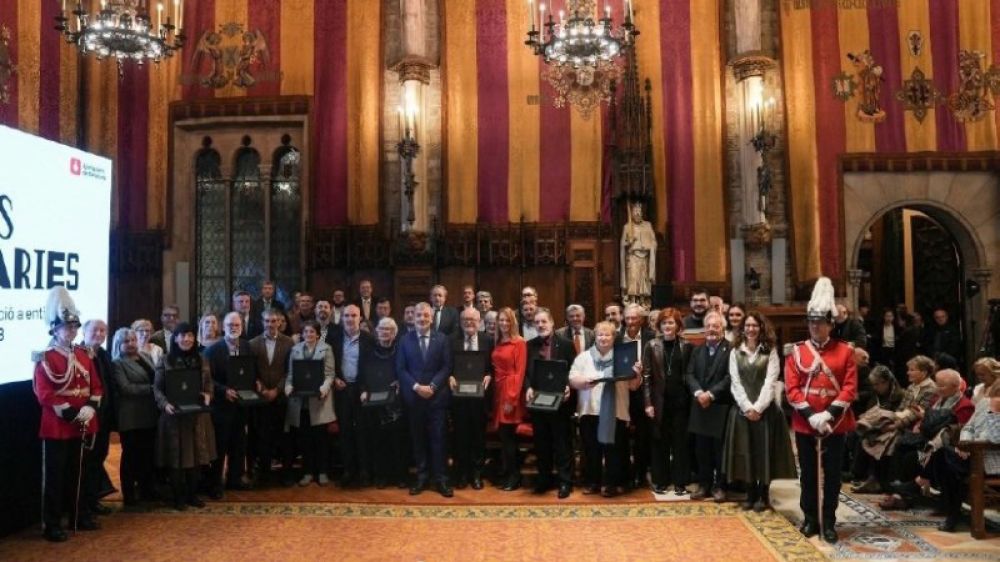 El Ayuntamiento de Barcelona homenajea a una sociedad de cazadores por sus cien años de vida