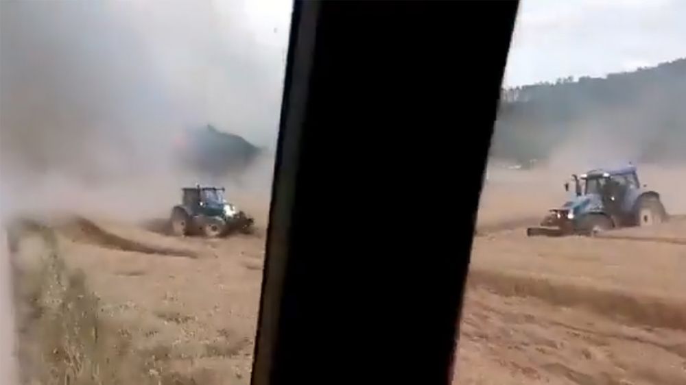 Agricultores y héroes: usan sus tractores para hacer cortafuegos que paren las llamas